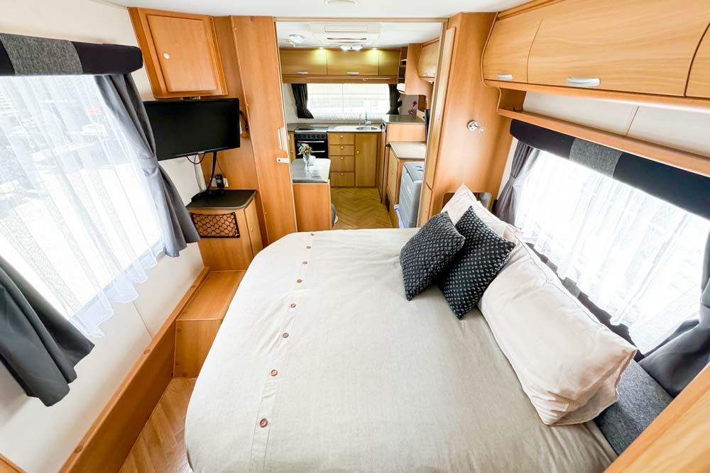 internal view to the front of the Jayco Sterling 21.65-4 Caravan