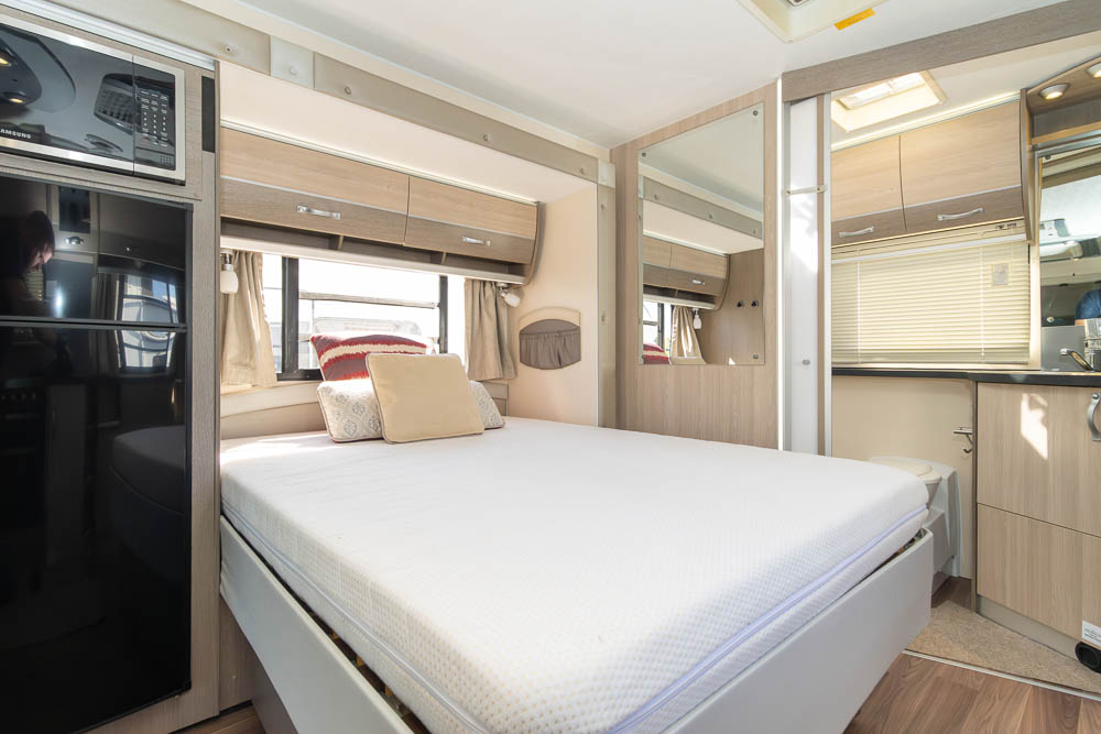 East/West island bed in the Avida Esperance C7922 SL motorhome